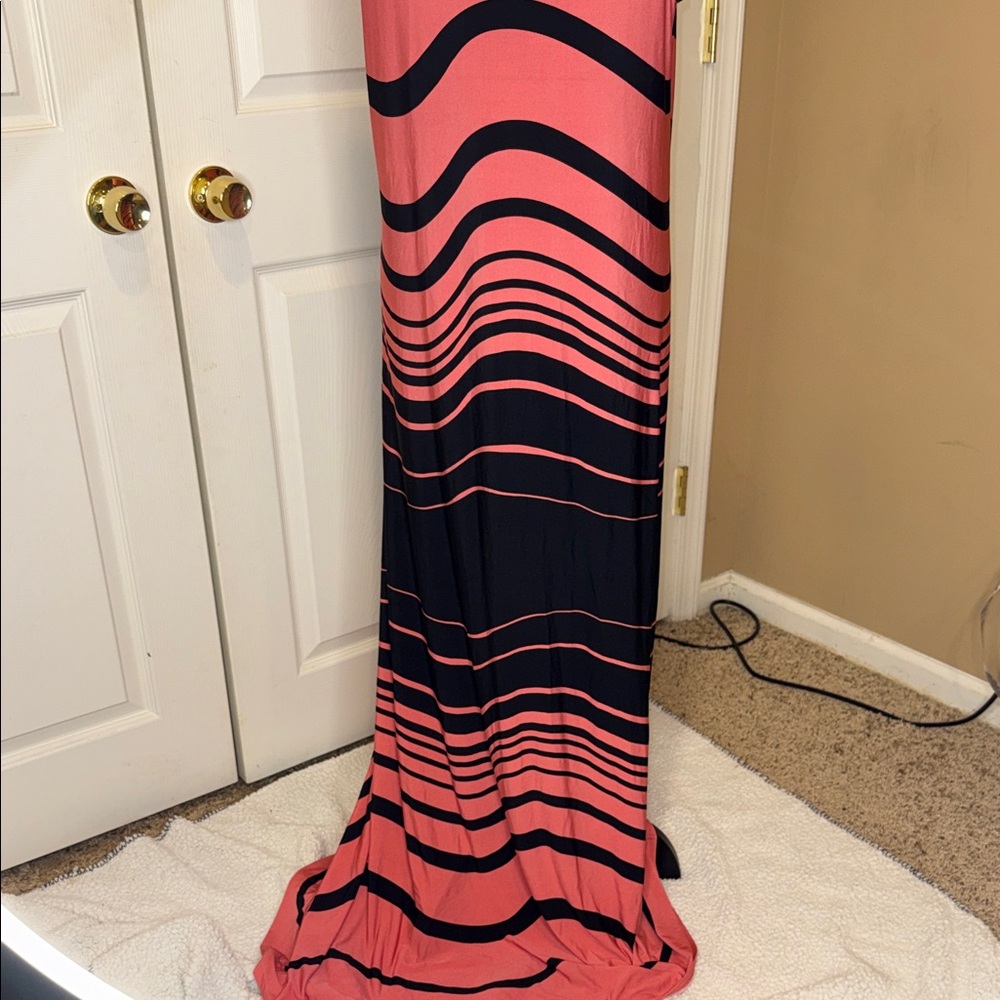 Avenue Coral and Black Wave Maxi Dress - Picture 4 of 5